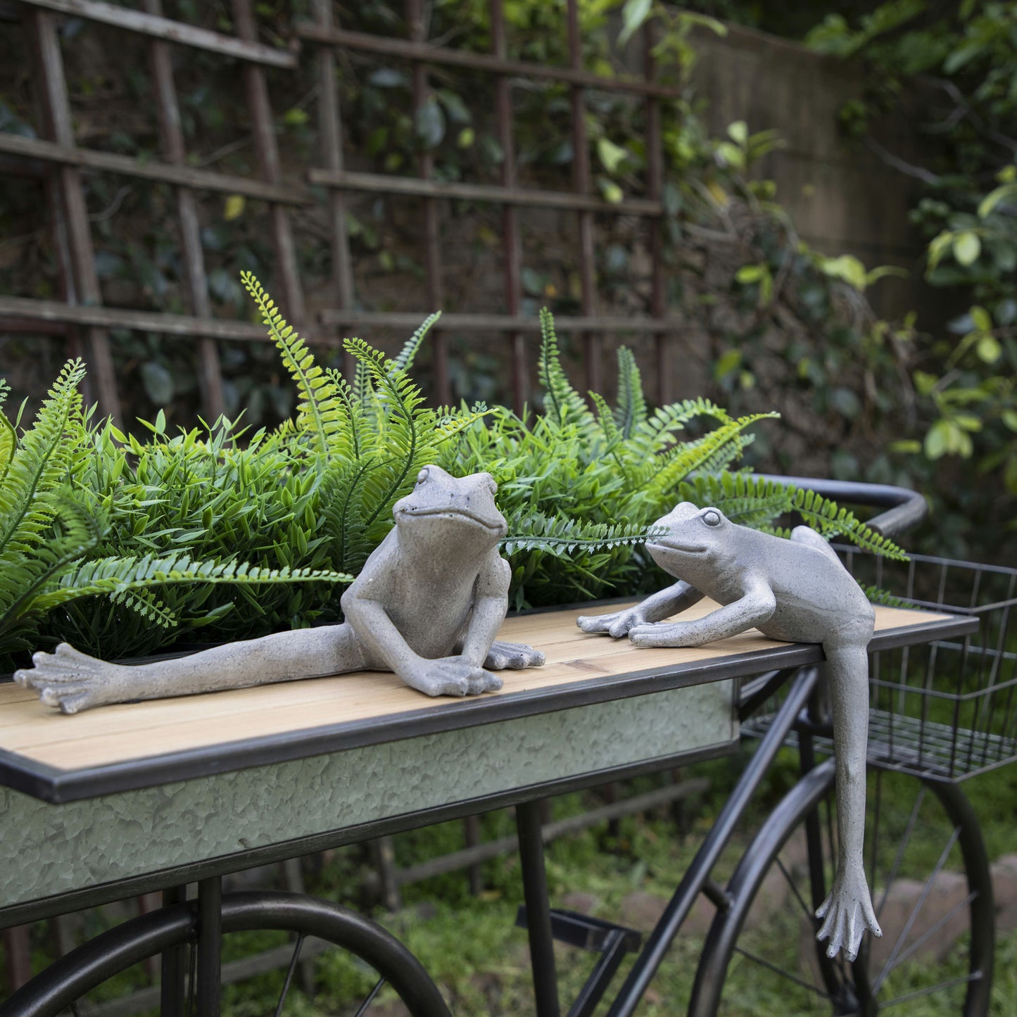 Resin Frog With Leg Down