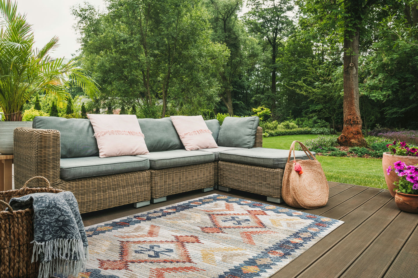 Kaleen Deya Collection Cream Coral Area Rug 5'3"x 7'6"