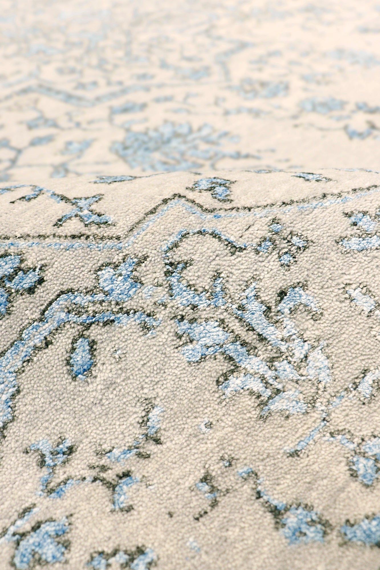 Pasargad Home Transitional Collection Silver Bamboo Silk & Wool Rug 5'9" X 9'0"