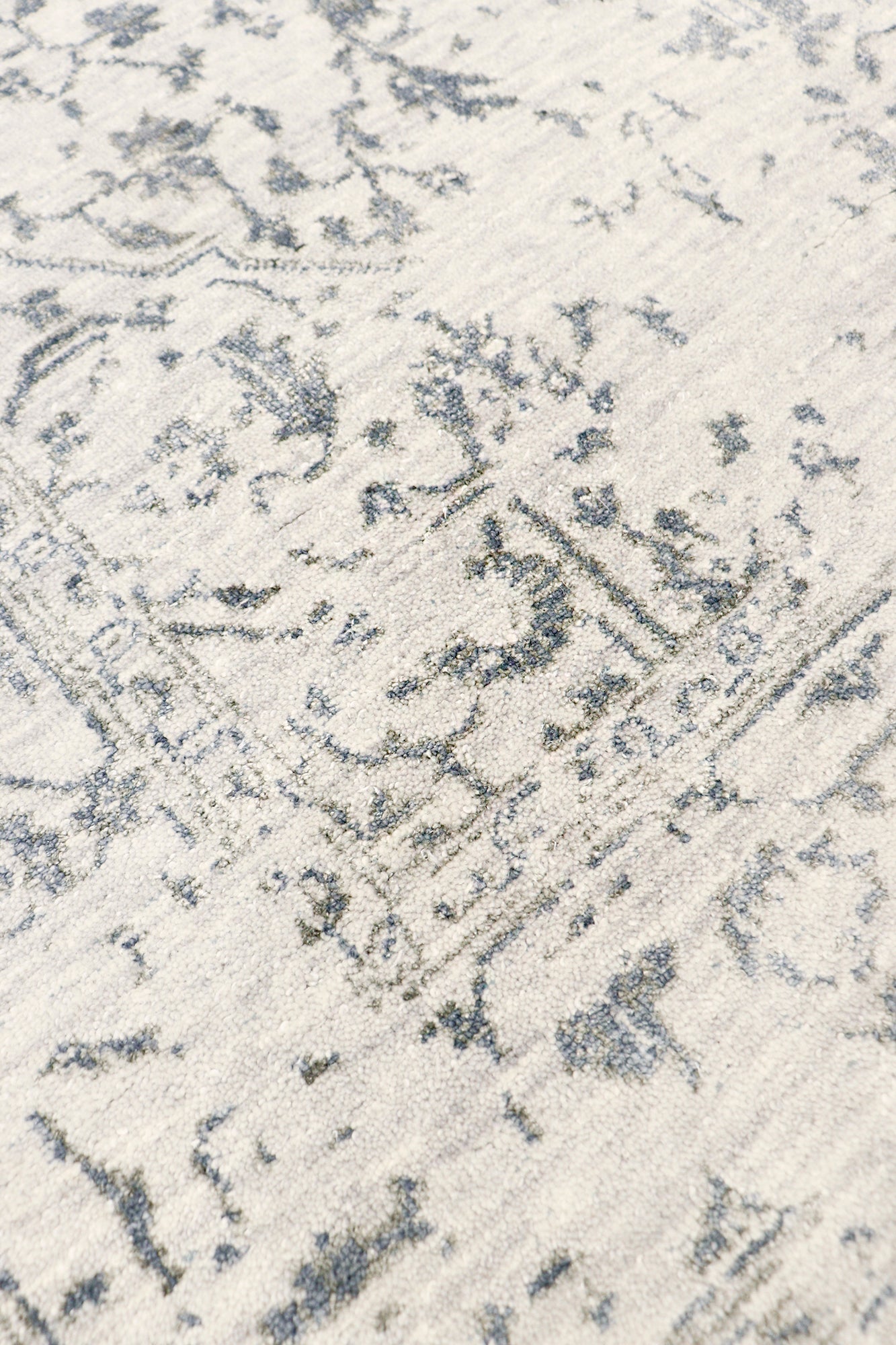 Pasargad Home Transitional Collection Silver Bamboo Silk & Wool Rug 4'0" X 6'2"