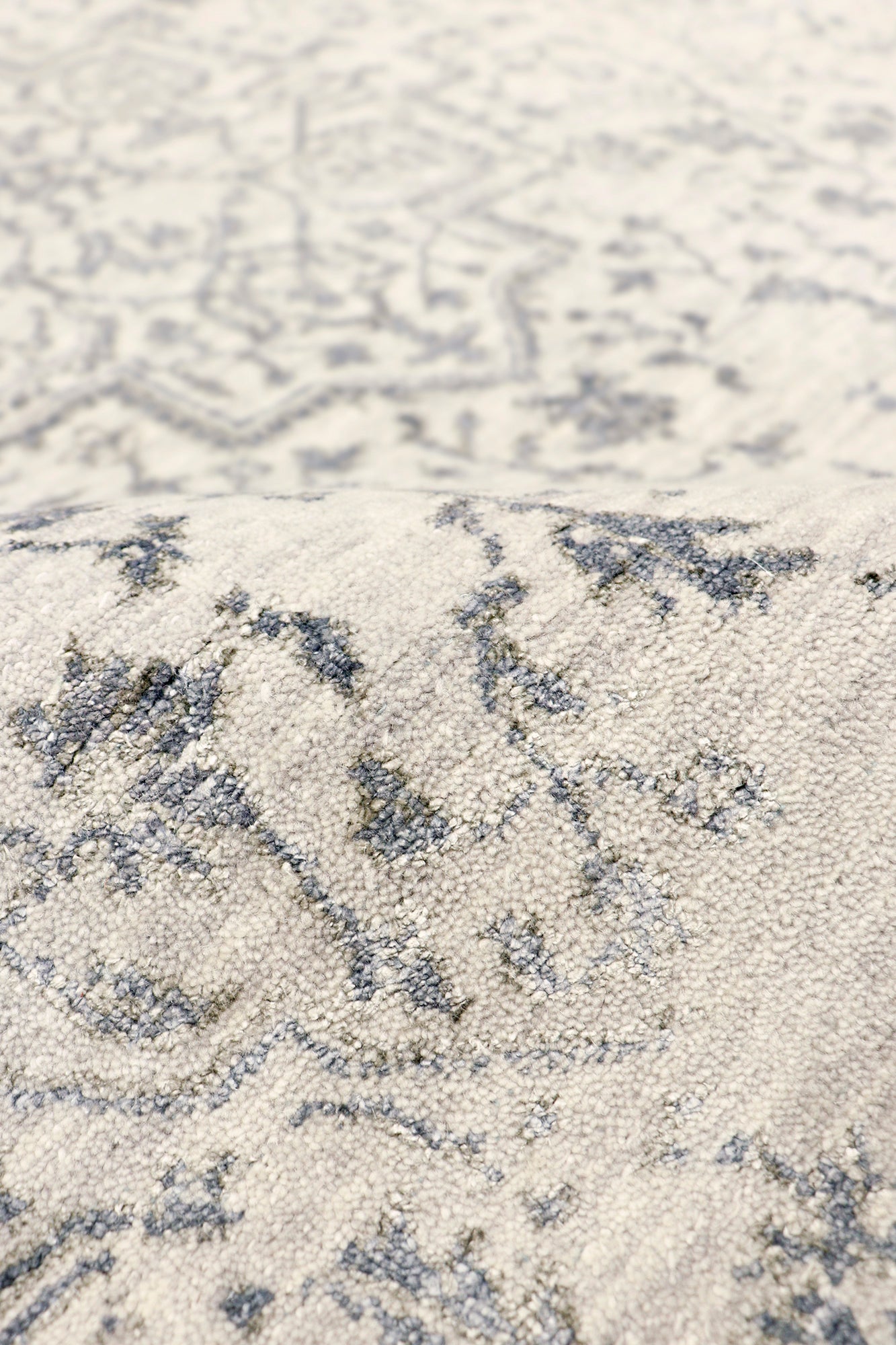 Pasargad Home Transitional Collection Silver Bamboo Silk & Wool Rug 4'0" X 6'2"