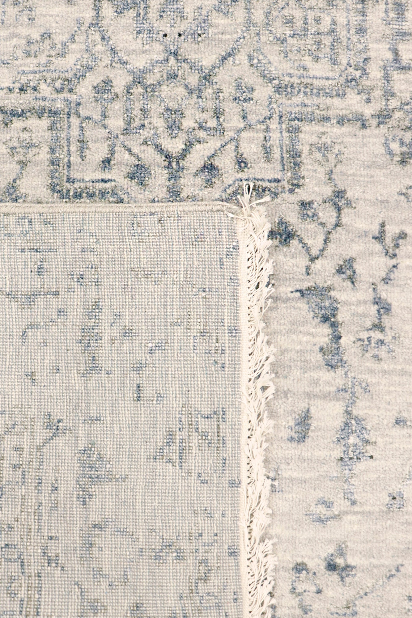 Pasargad Home Transitional Collection Silver Bamboo Silk & Wool Rug 4'0" X 6'2"