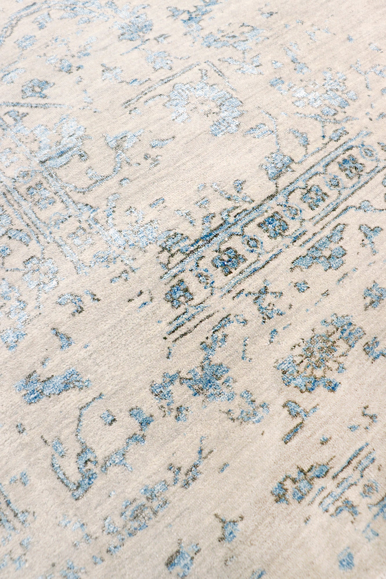 Pasargad Home Transitional Collection Silver Bamboo Silk & Wool Rug 8'5" X 11'8"