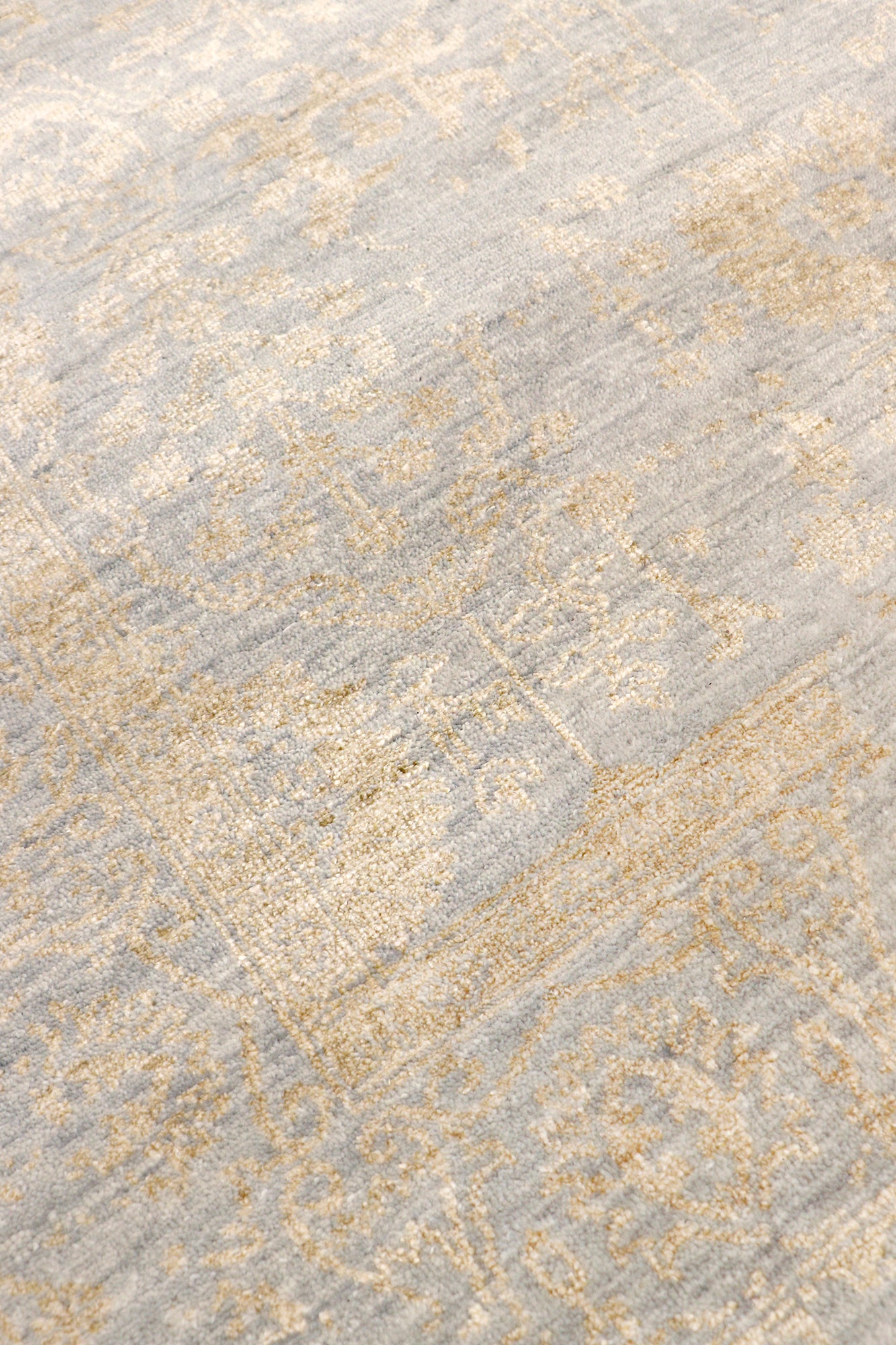 Pasargad Home Transitional Collection Silver Bamboo Silk & Wool Rug 4'0" X 5'9"