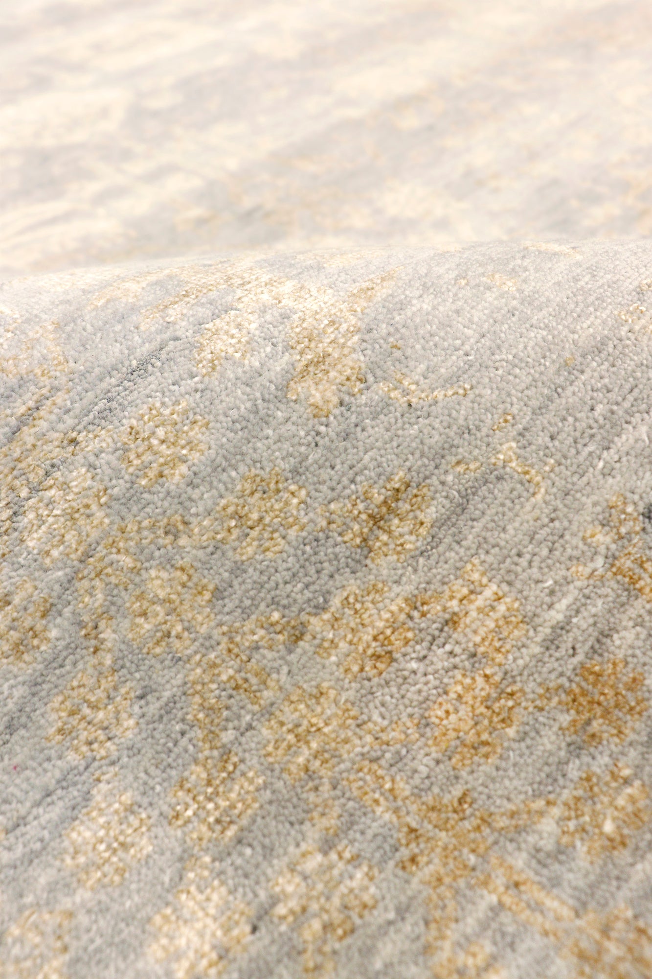 Pasargad Home Transitional Collection Silver Bamboo Silk & Wool Rug 4'0" X 5'9"