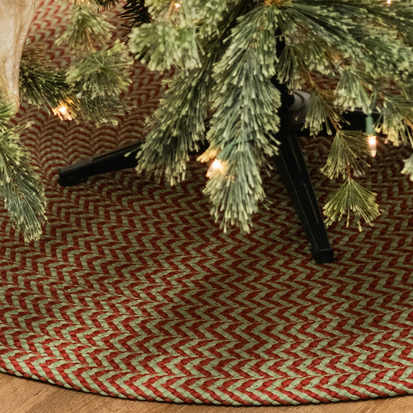 Chevron Christmas Under-Tree Reversible Round Rug - Green/Red 65†x 65â€