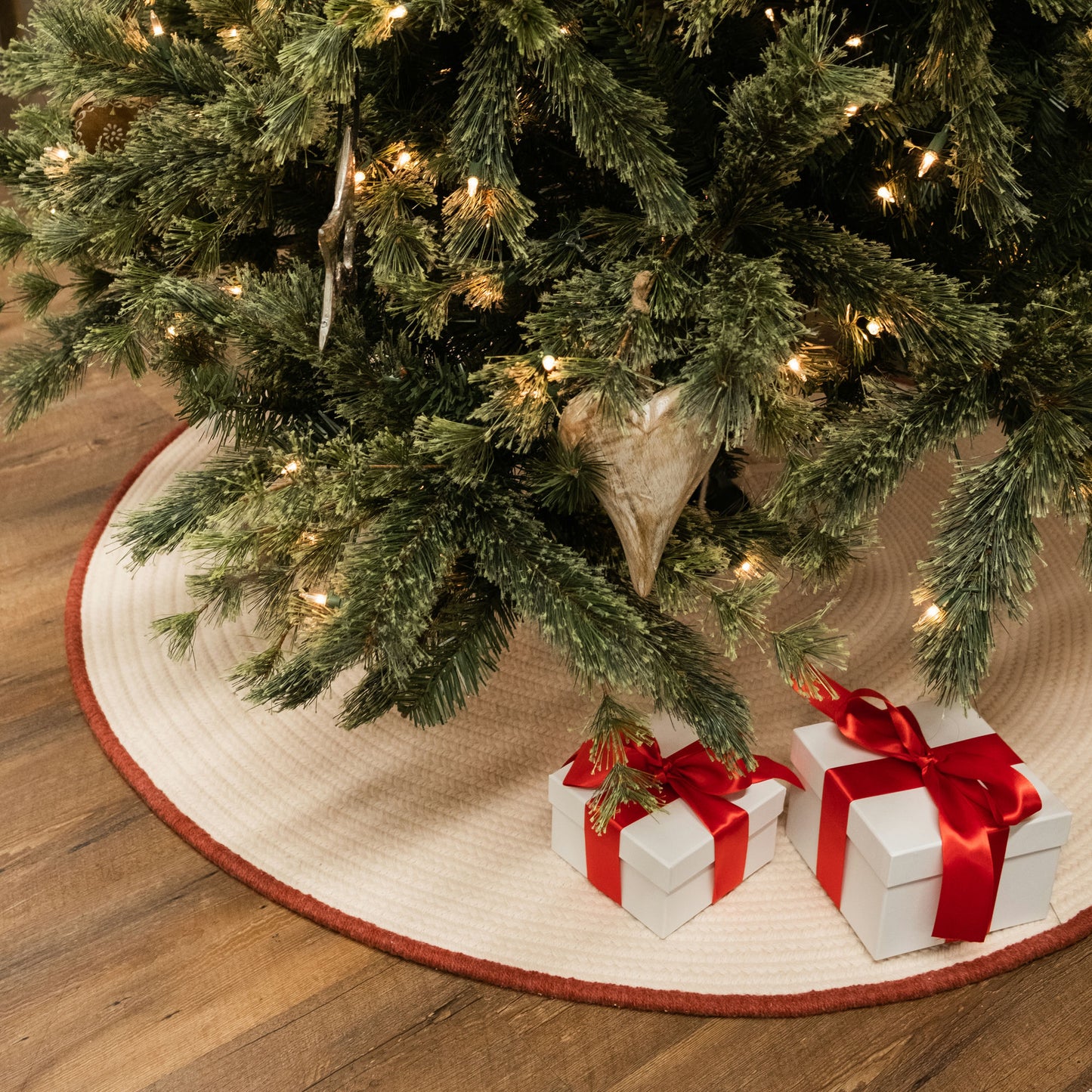Cozy Wool Trimmed Holiday Tree Skirt - Natural 50†x 50â€