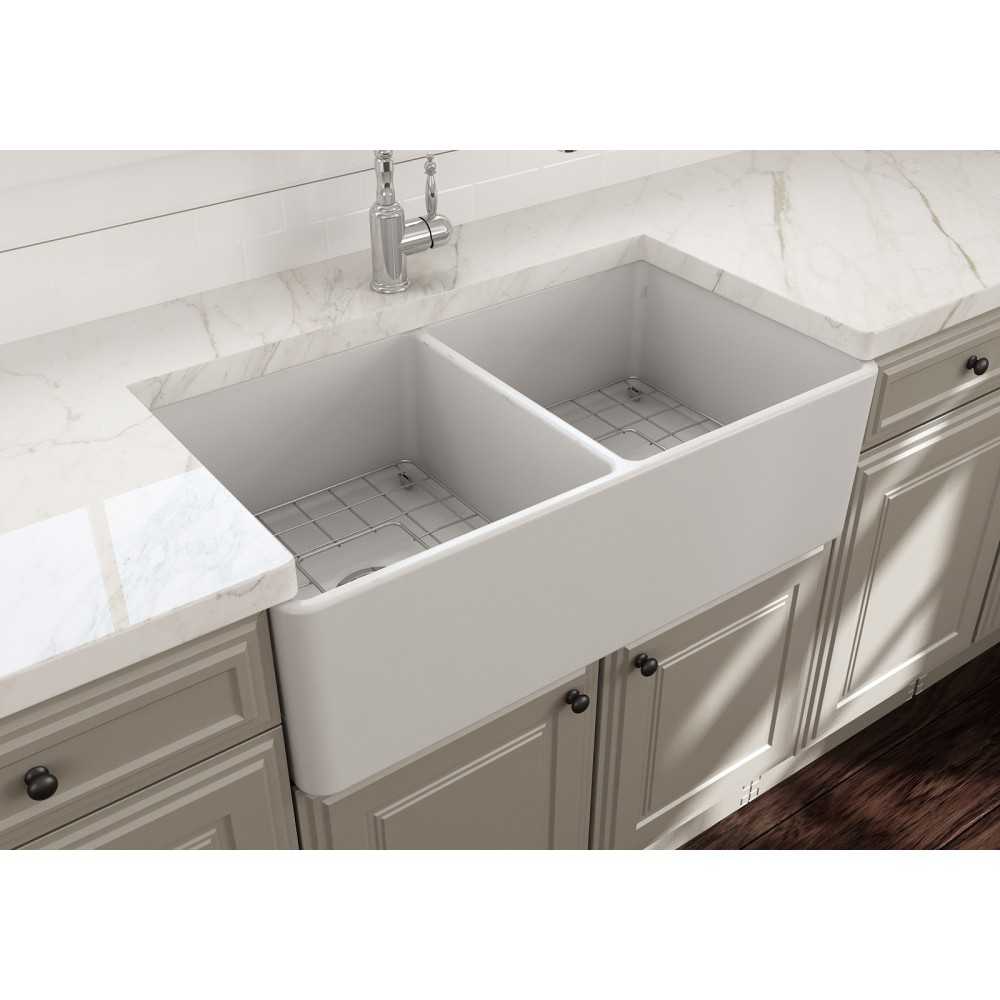 Farmhouse Apron Front Fireclay 33 in. Double Bowl Kitchen Sink with Protective Bottom Grids and Strainers in Matte White