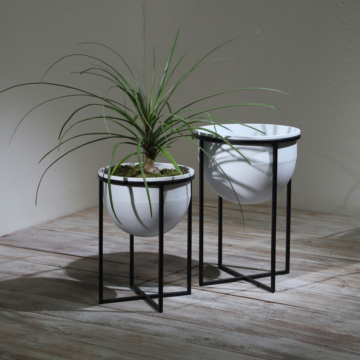 Metal S/2 11/12" Planters W/ Stand, Wht/blk