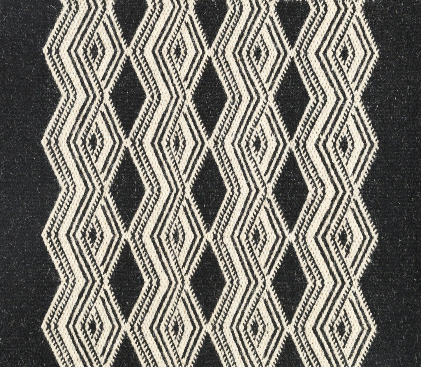 Surya Agostina Black Rug 2' X 3'