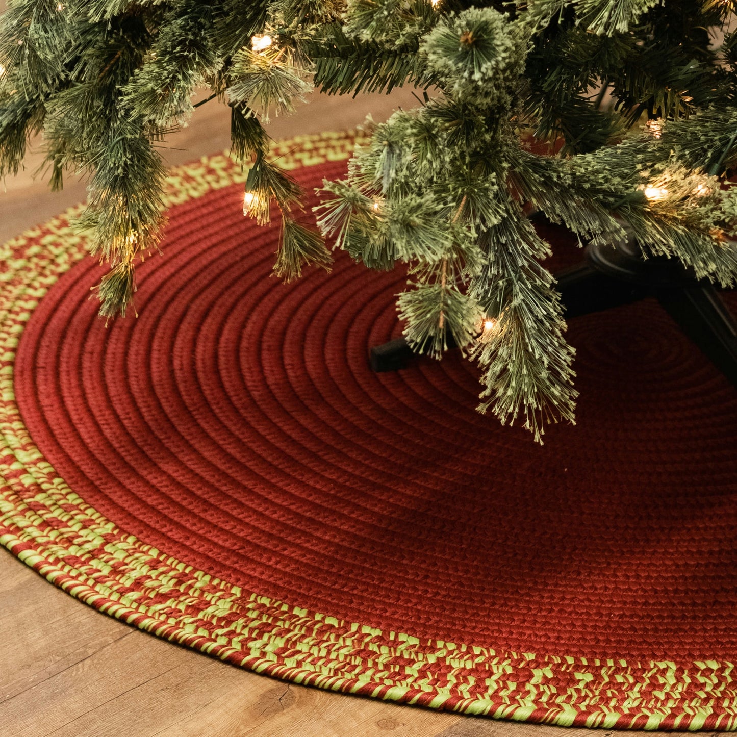 Holiday-Vibes Under Tree Reversible Round Rug - Border Vibe 65â€ x 65â€