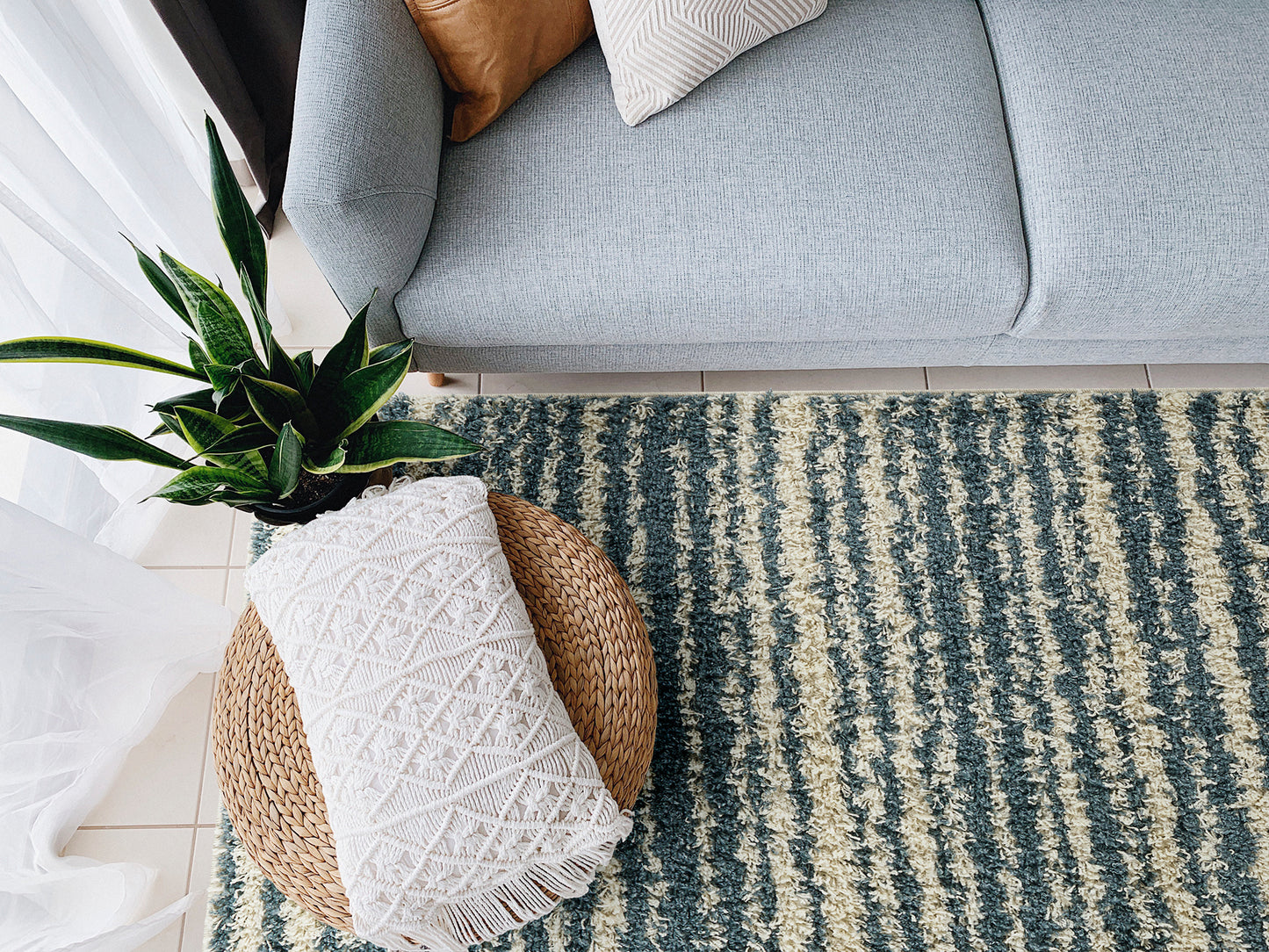 Kaleen Komon Collection Light Denim Throw Rug 2'11" x 4'11"