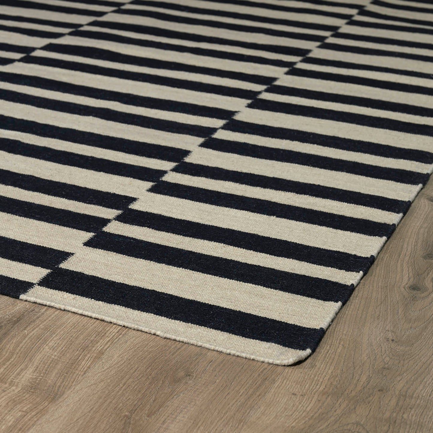 Kaleen Nomad Collection NOM01-02 Black Throw Rug 2' x 3'