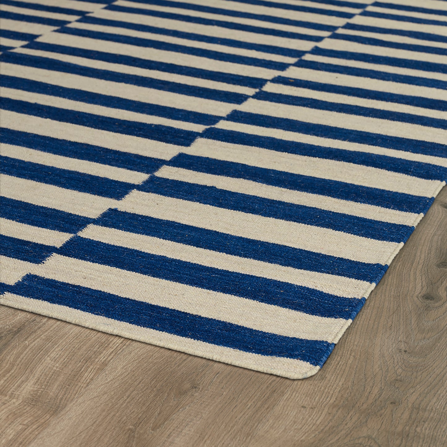 Kaleen Nomad Collection Dark Navy Throw Rug 2' x 3'