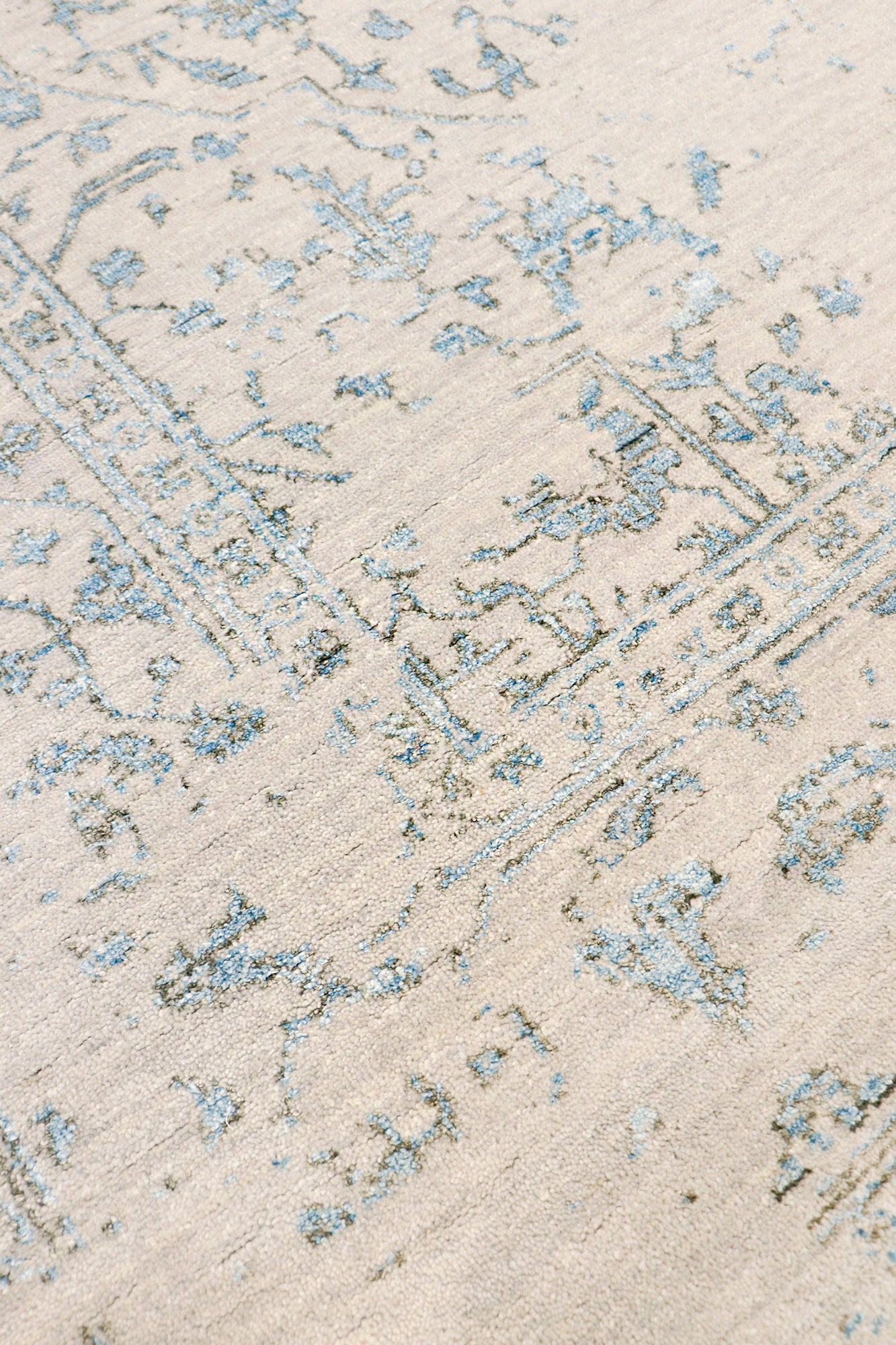 Pasargad Home Transitional Collection Silver Bamboo Silk & Wool Rug 5'11" X 9'0"