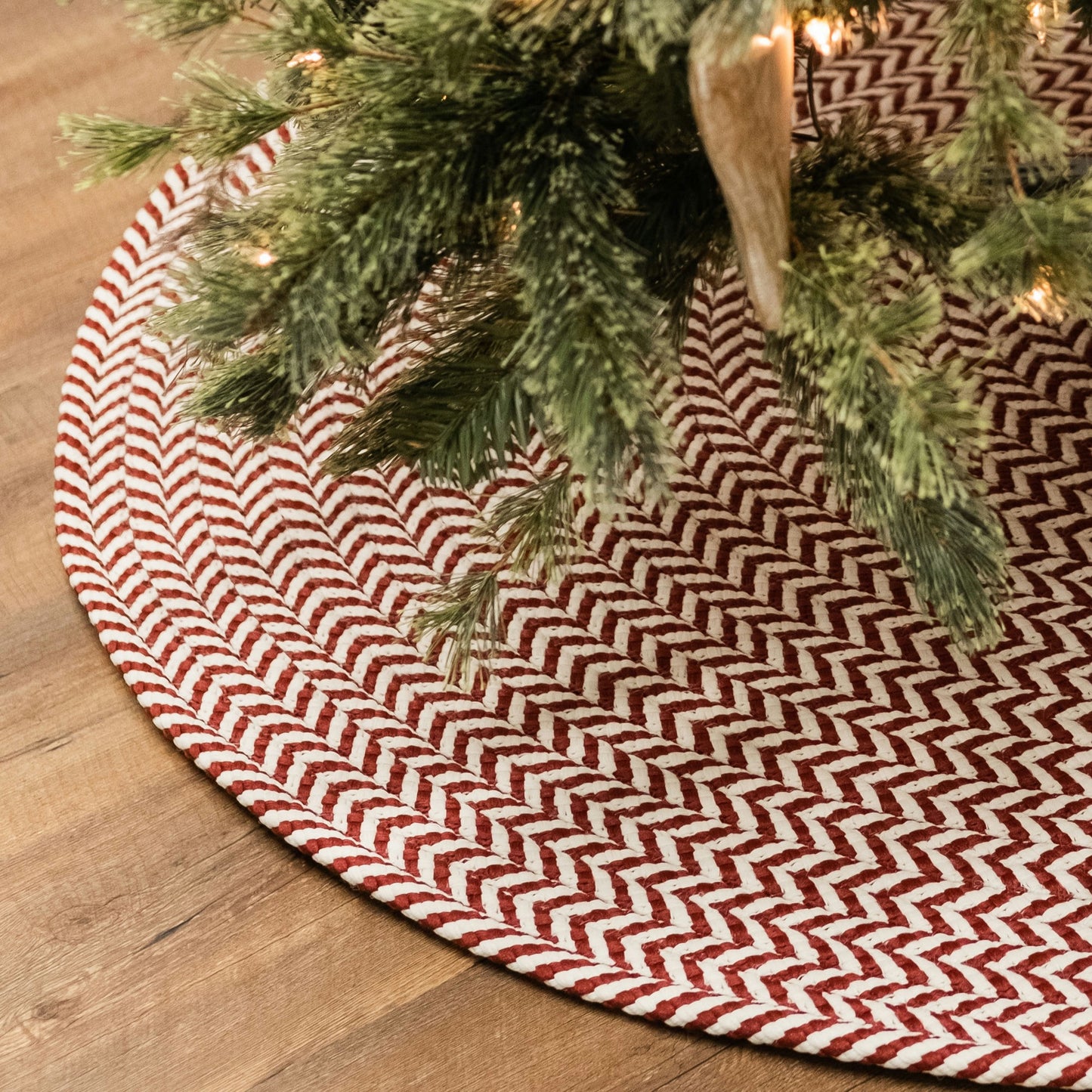 Chevron Christmas Under-Tree Reversible Round Rug - Red/White 55â€ x 55â€